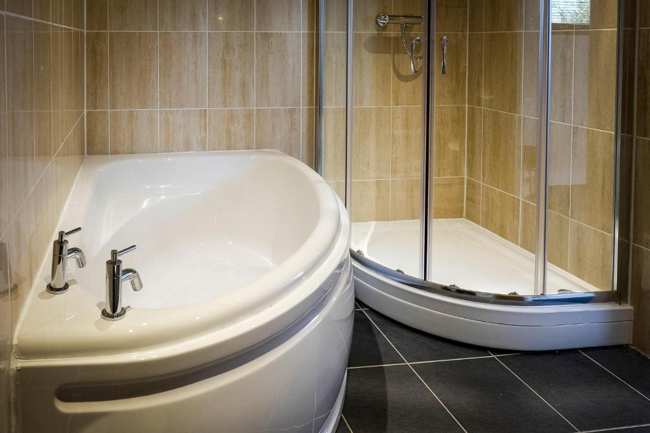 The R Inn Hotel Desborough ภายนอก รูปภาพ