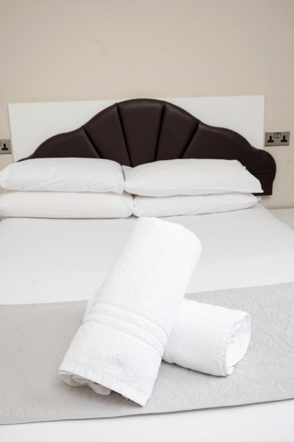 The R Inn Hotel Desborough ภายนอก รูปภาพ