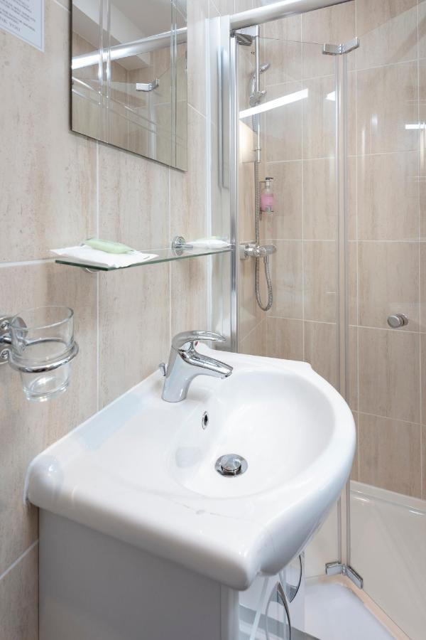 The R Inn Hotel Desborough ภายนอก รูปภาพ