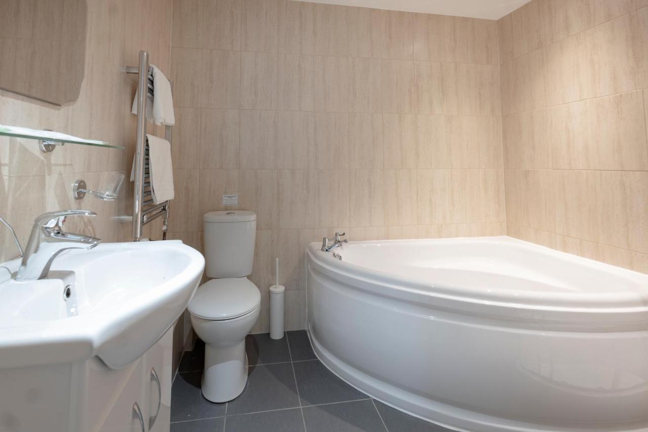 The R Inn Hotel Desborough ภายนอก รูปภาพ