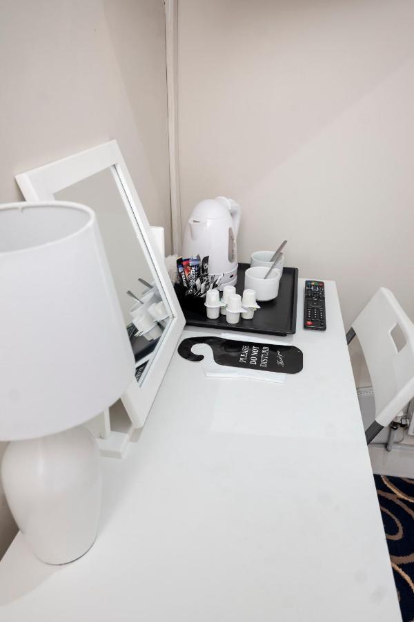 The R Inn Hotel Desborough ภายนอก รูปภาพ